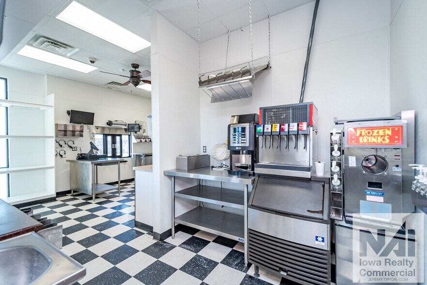 More Photos Of 955 29th Ave, Marion General Retail For Lease