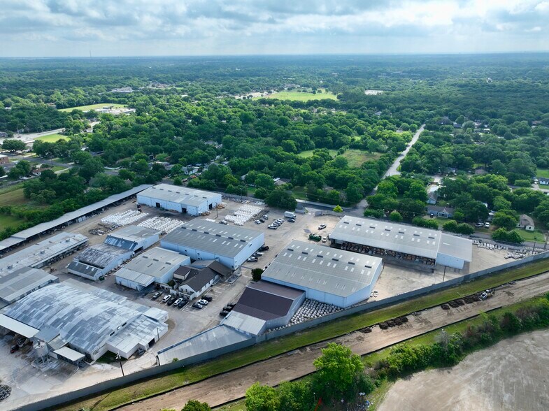More Photos Of 301 Pleasant Dr, Dallas Warehouse For Lease