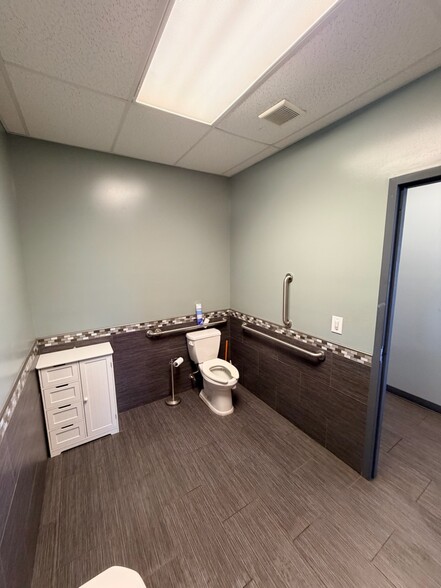 More Photos Of 186 Wincrest Dr, Winchester Warehouse For Sale