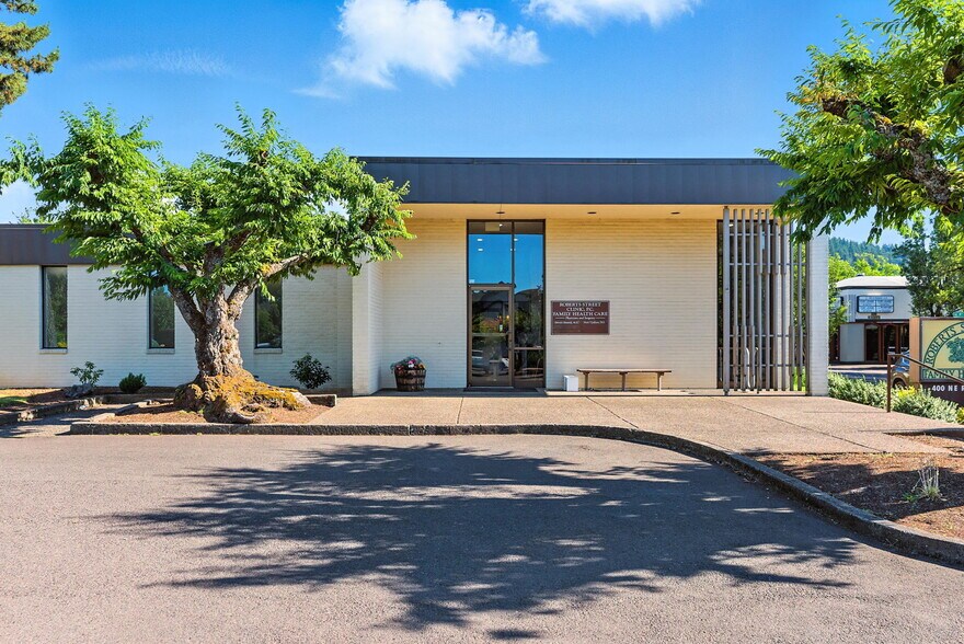 More Photos Of 400 NE Roberts Ave, Gresham Medical For Sale