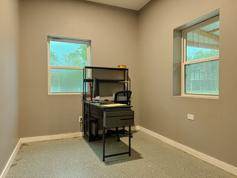 More Photos Of 5050 US-79, Paris Warehouse For Sale