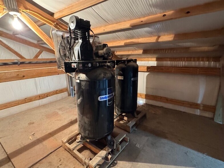 More Photos Of 315 E Maple St, Shelbina Industrial For Sale