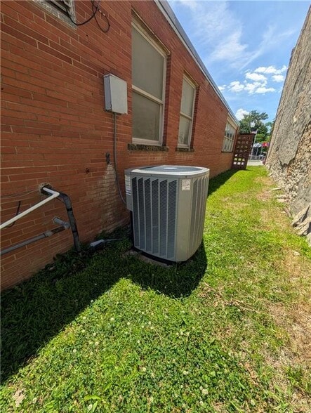 More Photos Of 910 New York St, Humboldt Freestanding For Sale