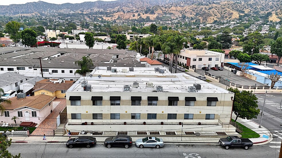 More Photos Of 2001-2005 Grismer Ave, Burbank Apartments For Sale