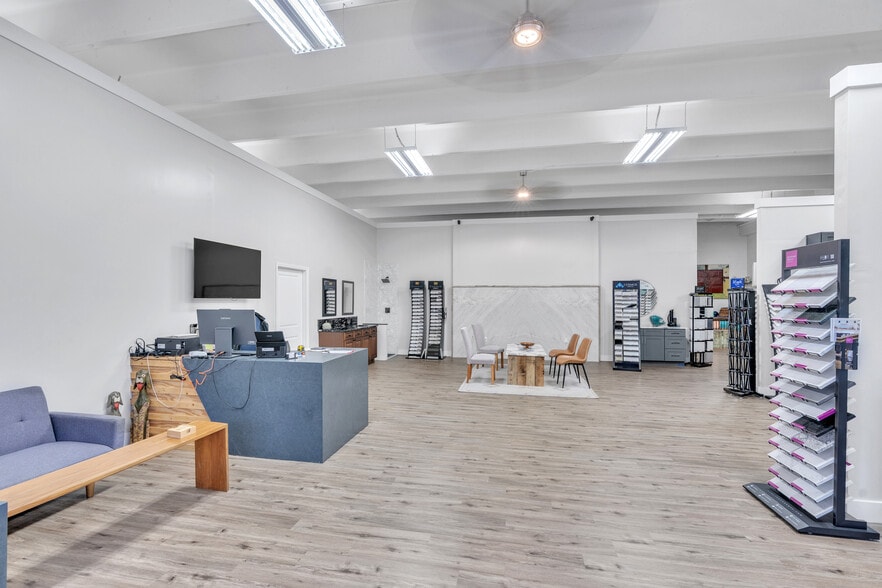 More Photos Of 518 W North 1st St, Seneca Storefront Retail Office For Sale