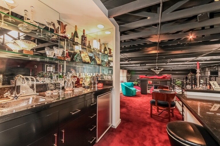 More Photos Of 611 S Glenwood Pl, Burbank Showroom For Sale
