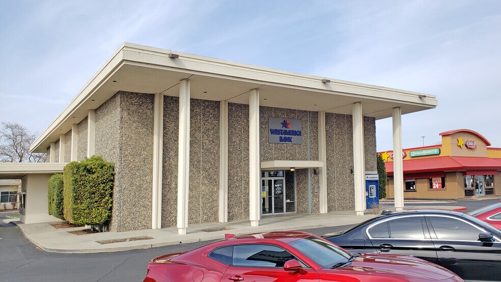 More Photos Of 890 W Lacey Blvd, Hanford Bank For Sale