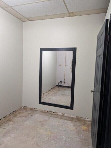 More Photos Of 935 S South St, Wilmington Unknown For Lease