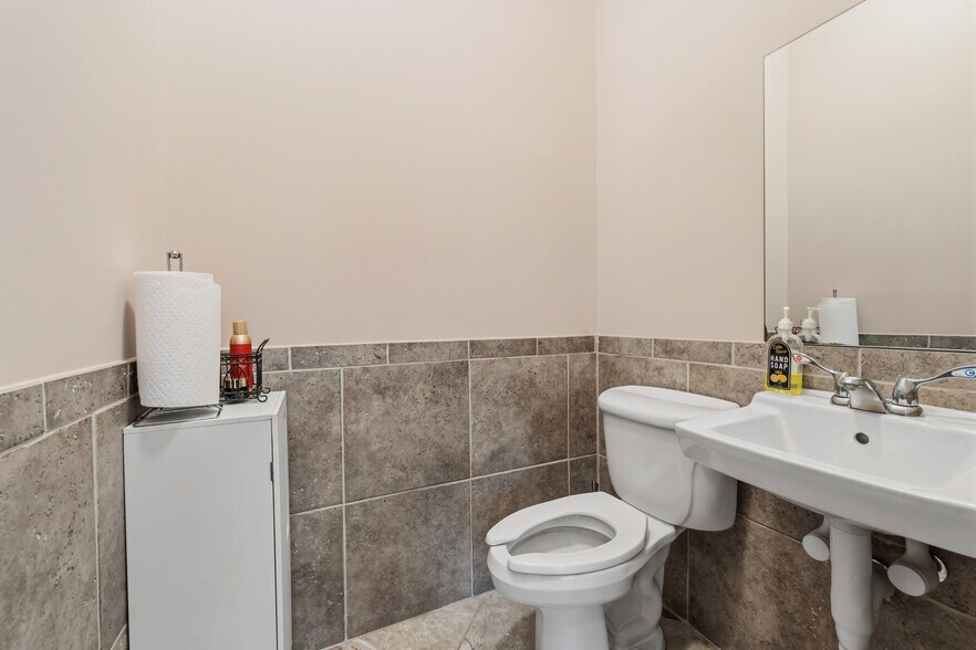 More Photos Of 3193 SE Dixie Hwy, Stuart Office For Sale