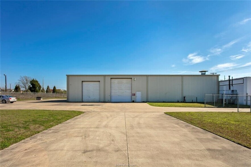 More Photos Of 610 W Carson St, Bryan Warehouse For Lease