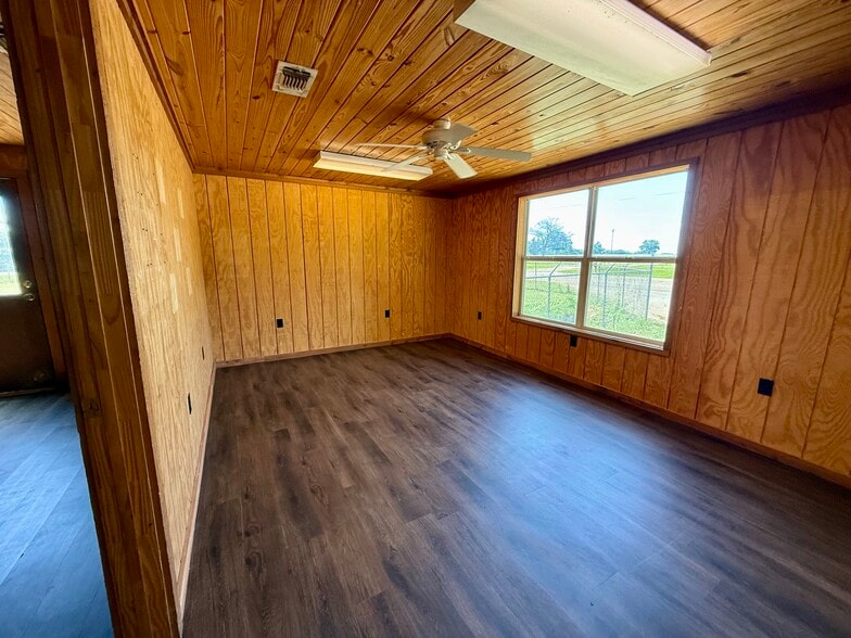 More Photos Of 836 Farm 71 rd, Talco Industrial For Sale