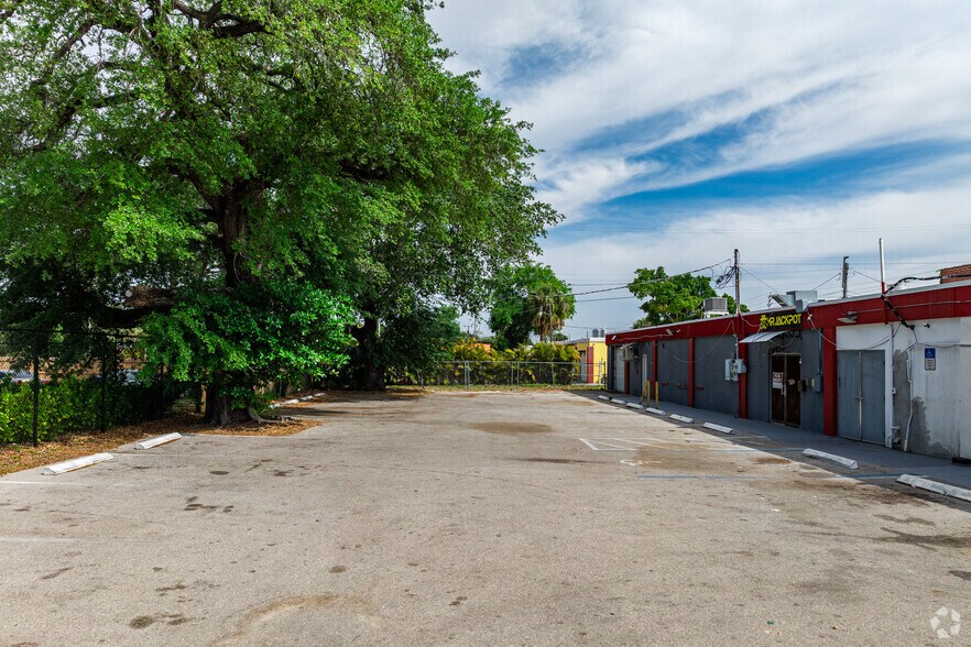 More Photos Of 2467-2469 Edison Ave, Fort Myers General Retail For Sale