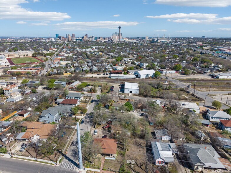 More Photos Of 204 Hunstock Ave, San Antonio Multifamily For Sale