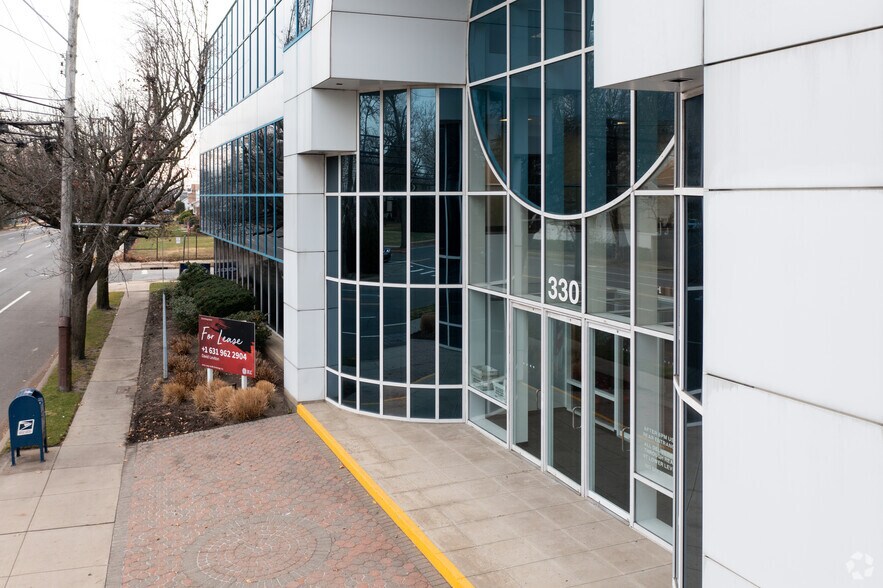 More Photos Of 330 Old Country Rd, Mineola Office For Lease