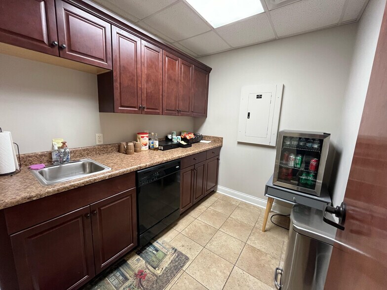 More Photos Of 7112 Crossroads Blvd, Brentwood Office For Lease