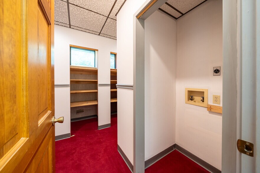 More Photos Of 1080 Caroline Dr, Washington Office For Sale