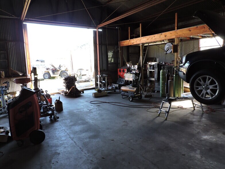 More Photos Of 1170 W Us-90, Lake City Light Distribution For Sale