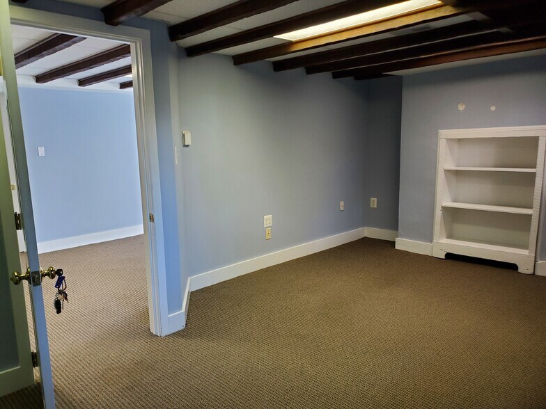 More Photos Of 19 E Market St, Leesburg Office For Lease