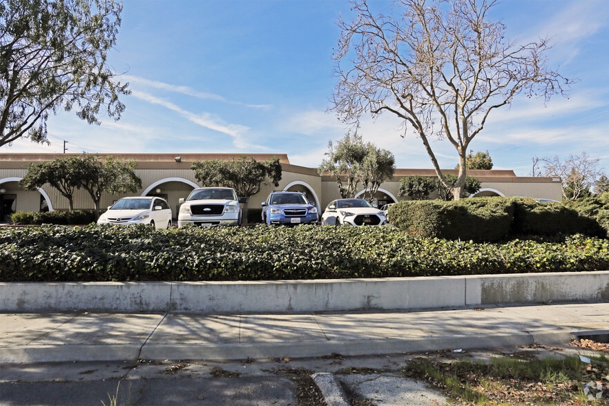 More Photos Of 3030-3090 Lawrence Expy, Santa Clara Warehouse For Lease