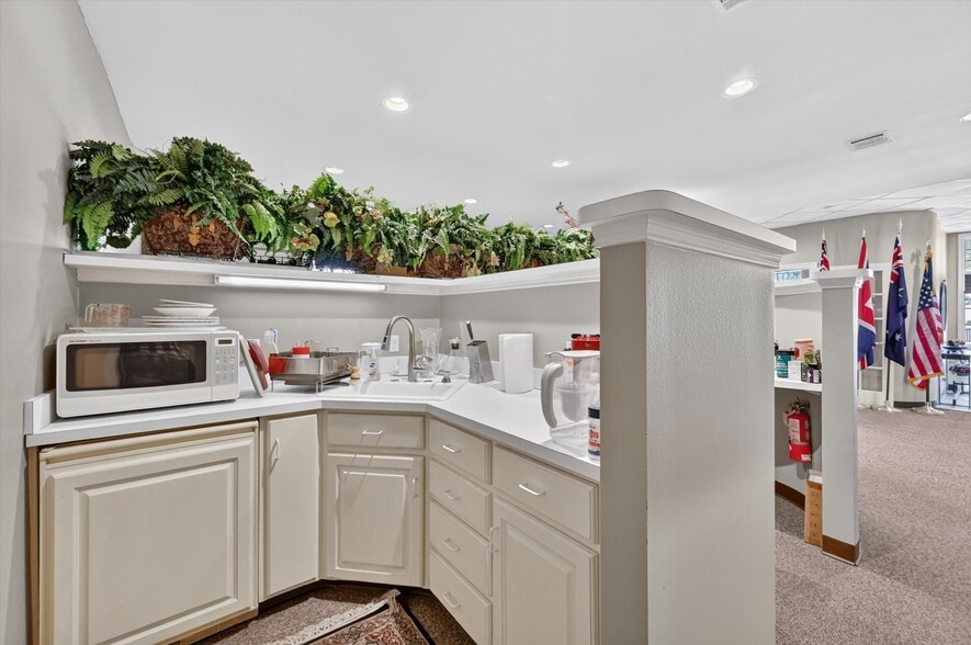 More Photos Of 5500 Woodland Park Blvd, Arlington Office Residential For Sale