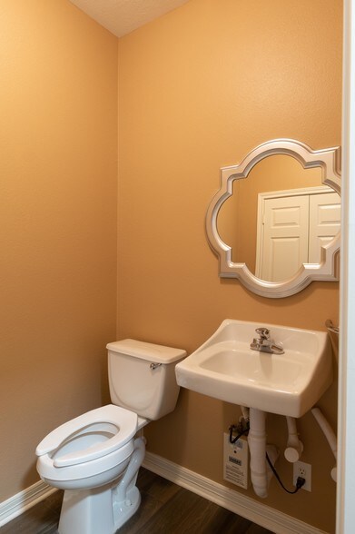 More Photos Of 811 Bradford Ave, Kemah Office For Lease