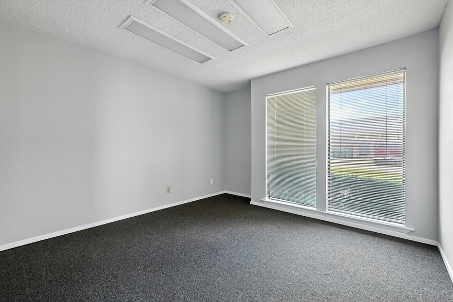 More Photos Of 2218 Michigan Ave, Arlington Unknown For Lease