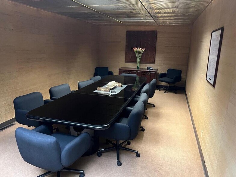 More Photos Of 2600 Wayzata Blvd, Minneapolis Office For Sale