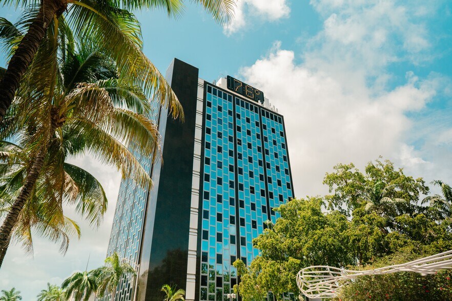 More Photos Of 401-407 Lincoln Rd, Miami Beach Office For Lease