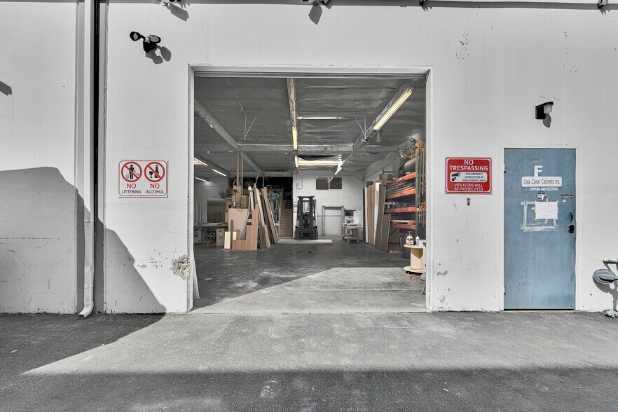 More Photos Of 12970 Branford St, Pacoima Warehouse For Lease