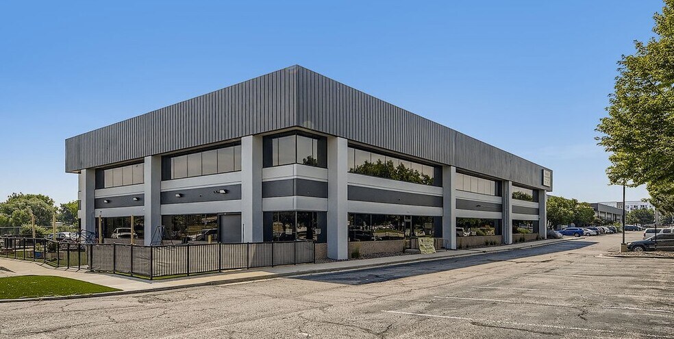 More Photos Of 452-562 Sable Blvd, Aurora Showroom For Lease