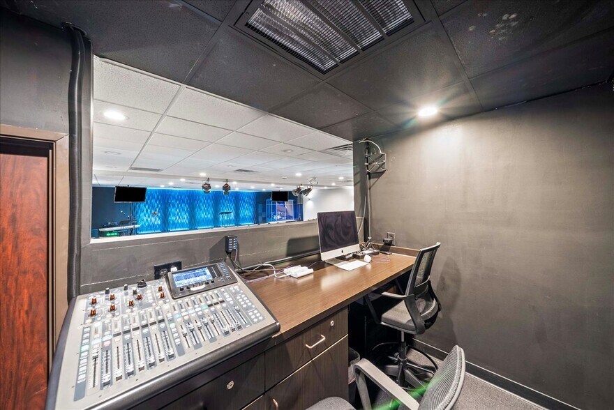 More Photos Of 106 E Princeton Dr, Princeton Storefront Retail Office For Sale