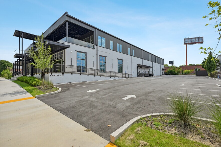 More Photos Of 159 Armour Dr NE, Atlanta Showroom For Lease