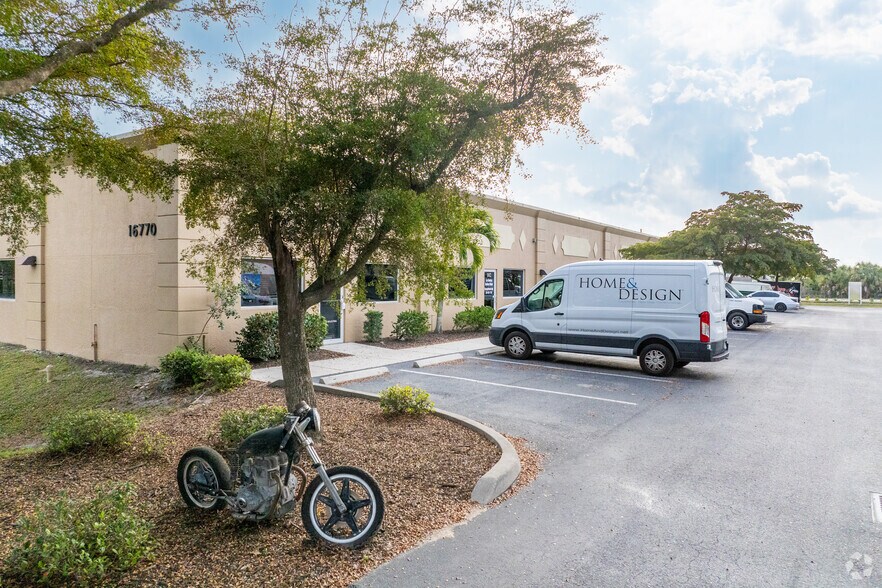More Photos Of 16770 Link Ct, Fort Myers Showroom For Lease