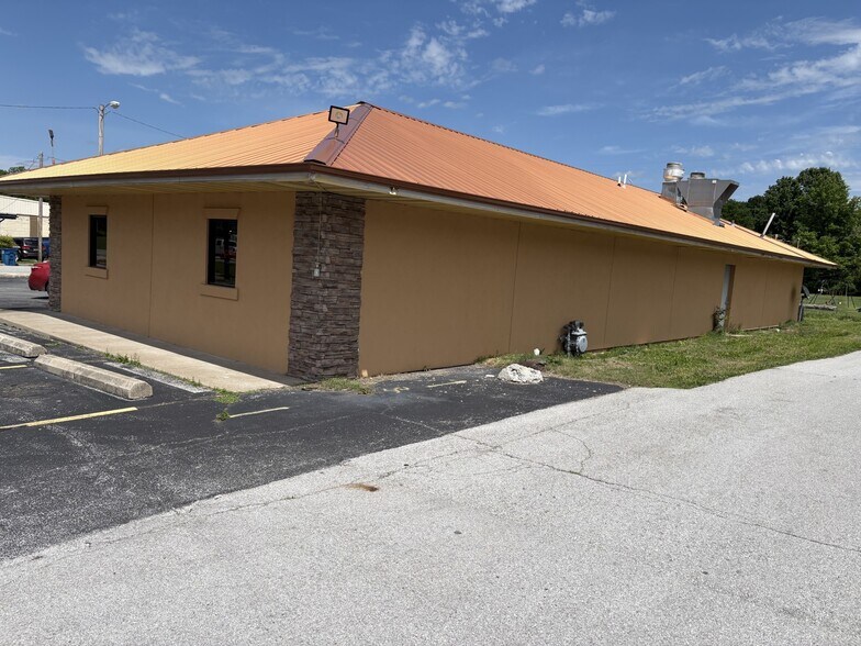 More Photos Of 915 S Neosho Blvd, Neosho Restaurant For Sale