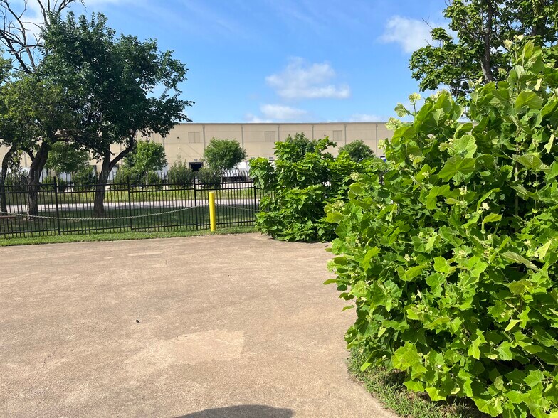 More Photos Of 223 W Danieldale Rd, Dallas Light Distribution For Sale