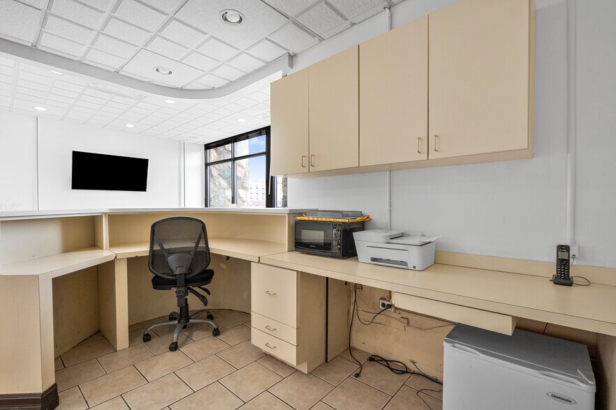 More Photos Of 24336 Michigan Ave, Dearborn Freestanding For Lease
