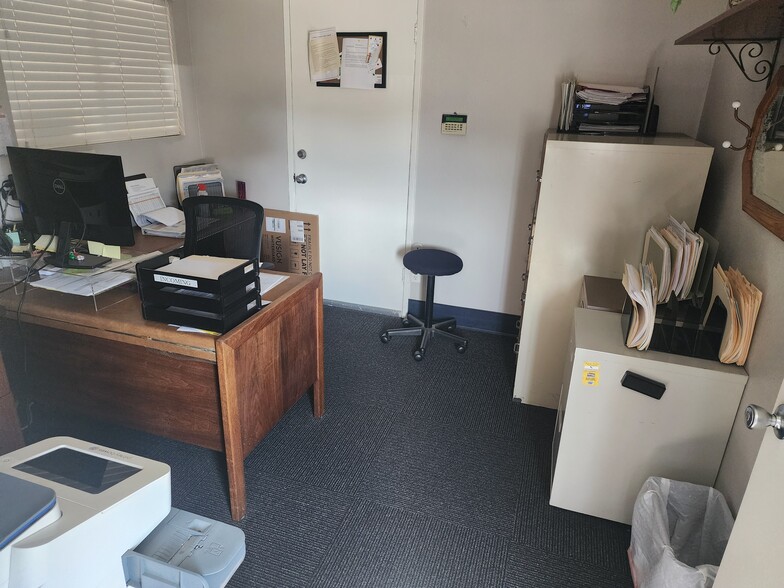 More Photos Of 4608 District Blvd, Bakersfield Warehouse For Sale