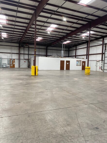 More Photos Of 3420 S Purdue St, Oklahoma City Warehouse For Lease