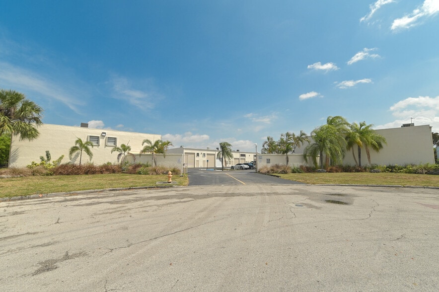 More Photos Of 13977-13981 SW 140th St, Miami Light Distribution For Sale
