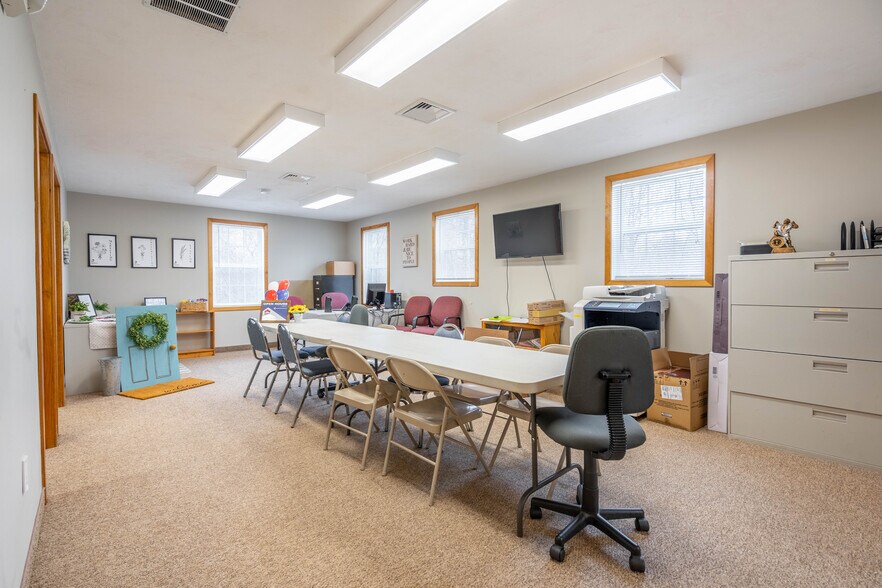 More Photos Of 415 Main St, Spencer Office For Sale