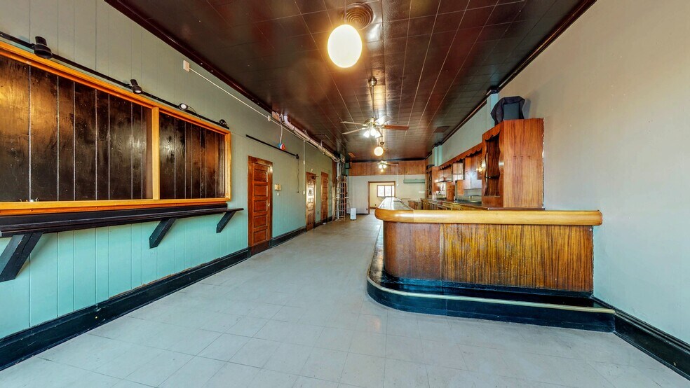 More Photos Of 209 S Main St, Jefferson General Retail For Sale
