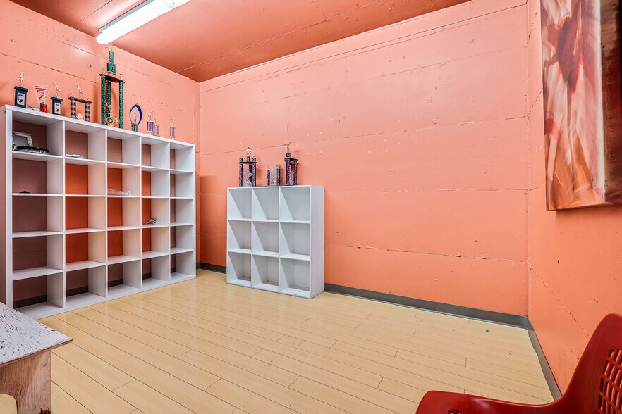 More Photos Of 4916 50 Av, Lloydminster General Retail For Lease