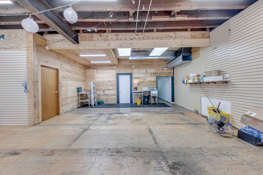 More Photos Of 3267 Lake Shore Blvd W, Toronto Storefront For Sale