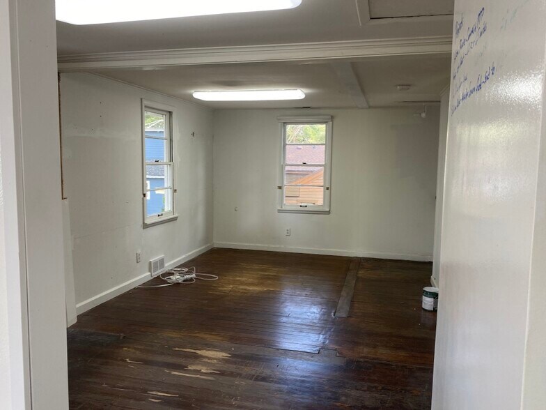 More Photos Of 60-70 E Oak St, Zionsville Loft Creative Space For Lease