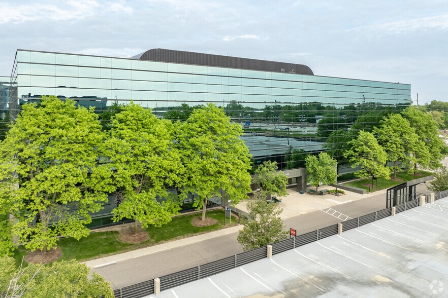 More Photos Of 340 E Big Beaver Rd, Troy Office For Lease