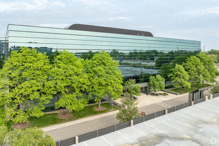 More Photos Of 340 E Big Beaver Rd, Troy Office For Lease