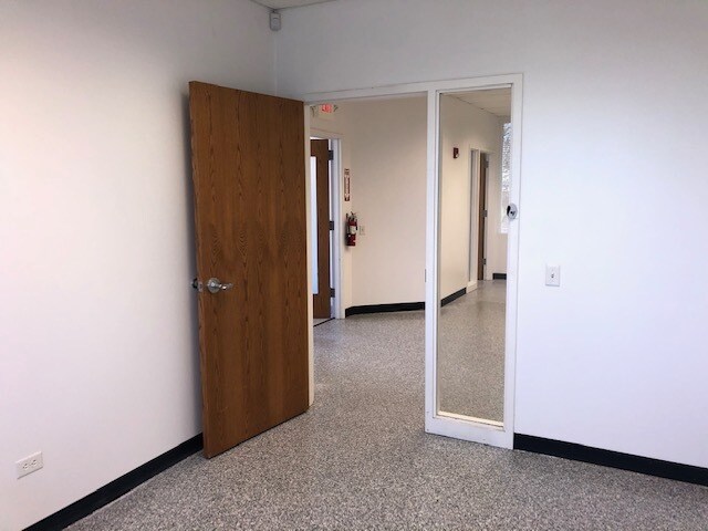 More Photos Of 340 Marshall Ave, Aurora Warehouse For Sale