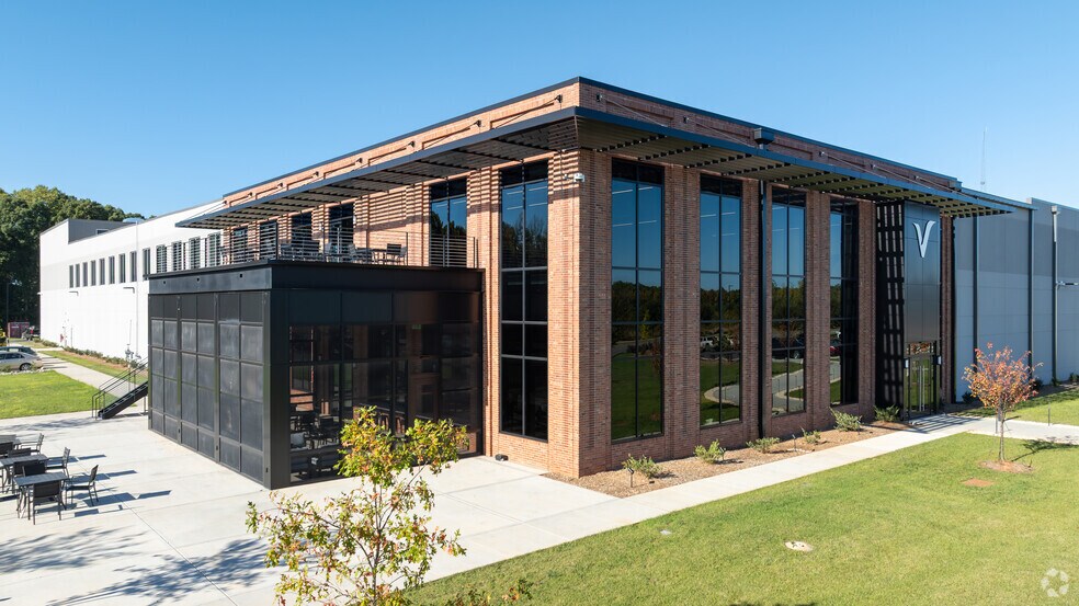 More Photos Of 110 Langtree Campus Dr, Mooresville Showroom For Lease