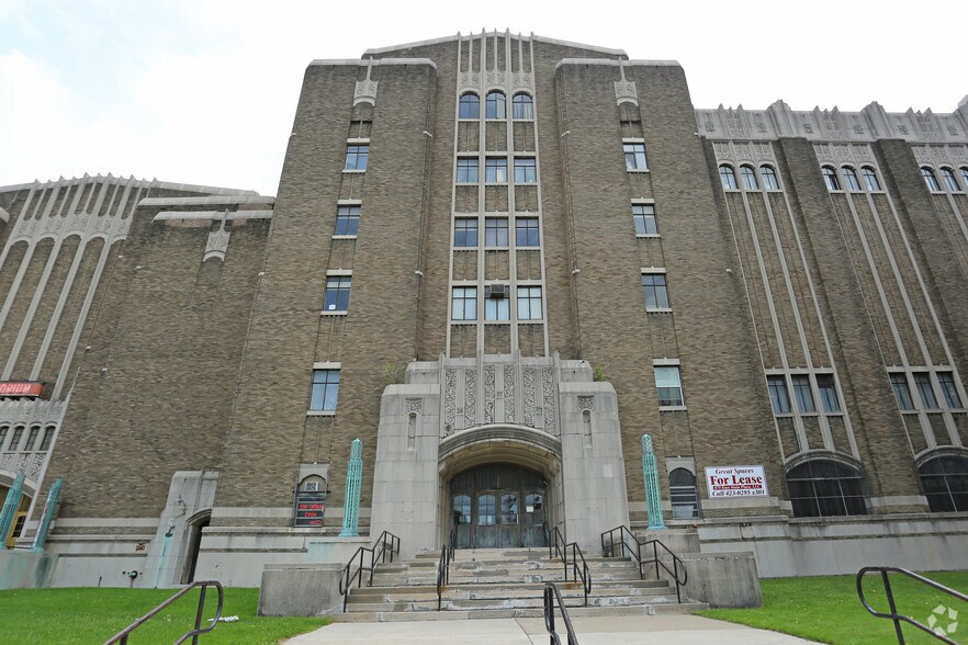 More Photos Of 875 E Main St, Rochester Flex For Lease
