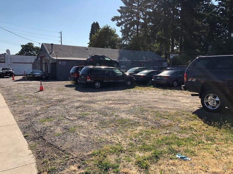 More Photos Of 8850 NE Sandy Blvd, Portland Auto Repair For Sale